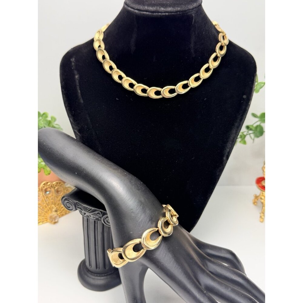 Vintage Crown Trifari Gold Tone Link Necklace And Bracelet Set